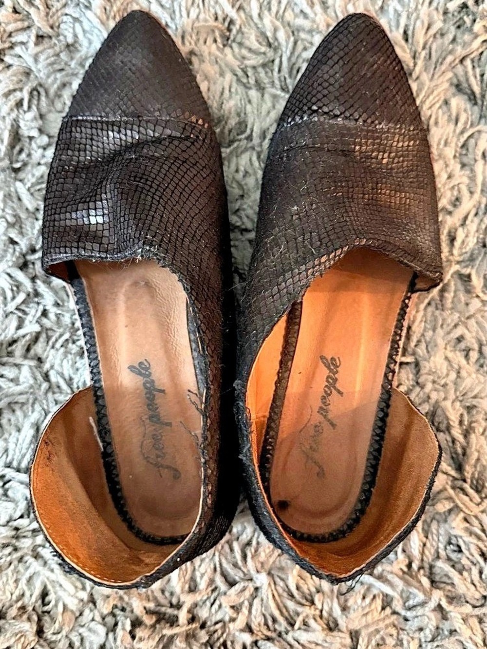 Frye Pointed Toe Flats in Black & Brown US10
